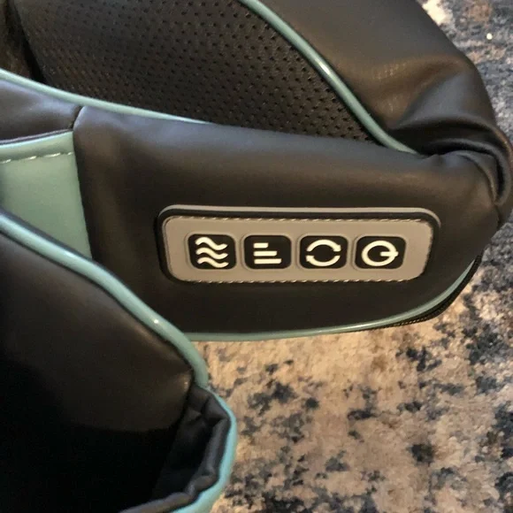 INVOSPA NECK MASSAGER - Picture 2 of 5